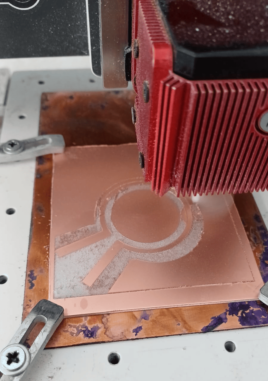 Router CNC fresando la placa Rogers