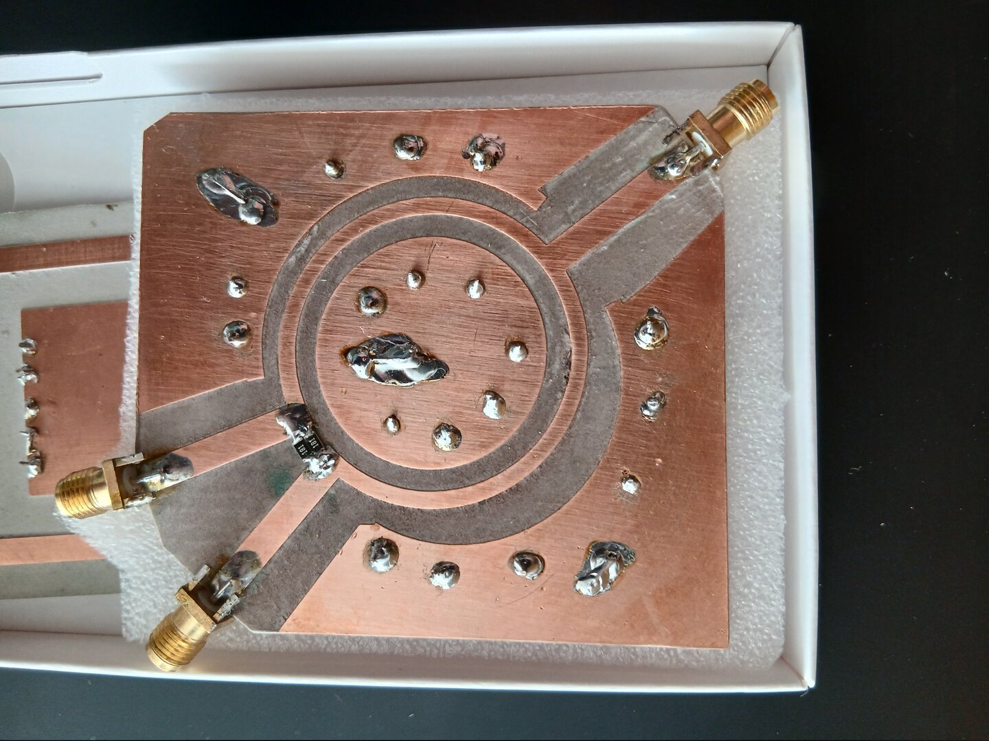 Divisor Wilkinson terminado, con conectores SMA soldados